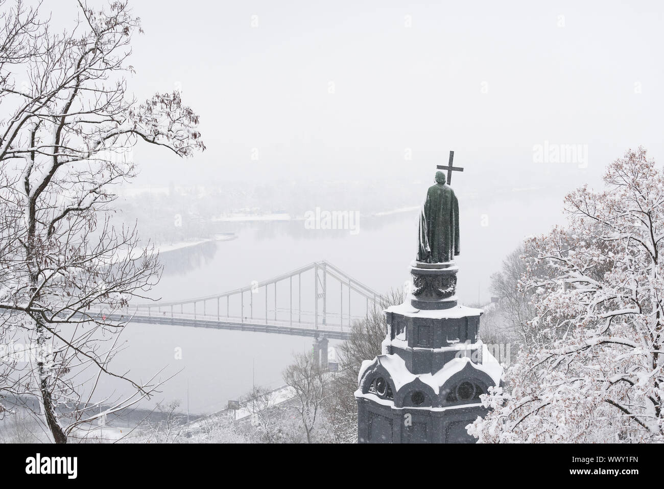 Volodymyr gran monumento. Vladimir Hill Park. Vista sobre el río Dnipro, Trukhaniv isla. Hito Histórico. Invierno de Kiev (Kiev, Ucrania) Foto de stock