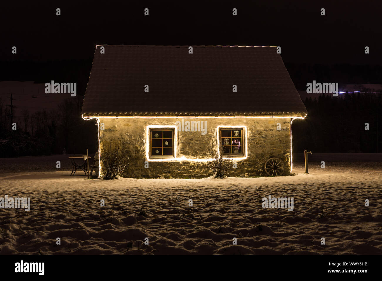 Pequeña casa de campo con las luces de hadas en la noche y la nieve, Malters, Lucerna, Suiza, estaciones Foto de stock