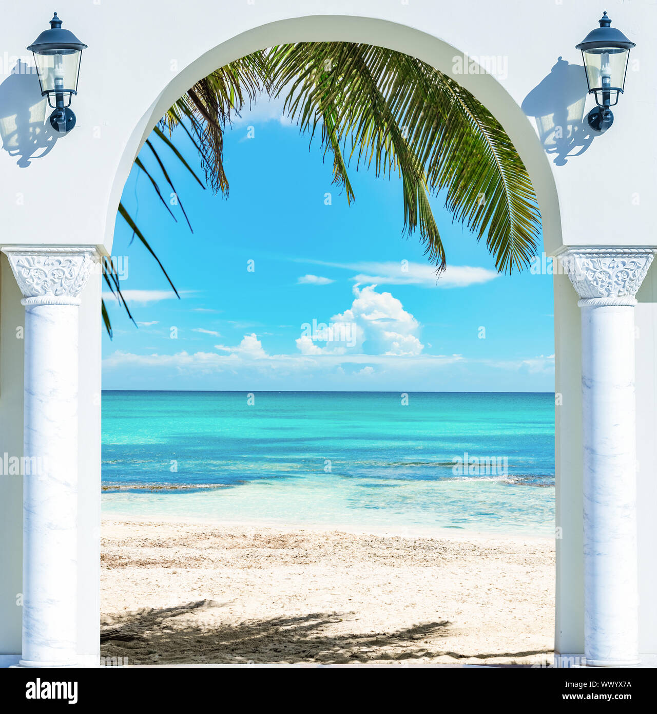 Abra la puerta de salida de arco de madera de la playa caribe República dominicana Foto de stock