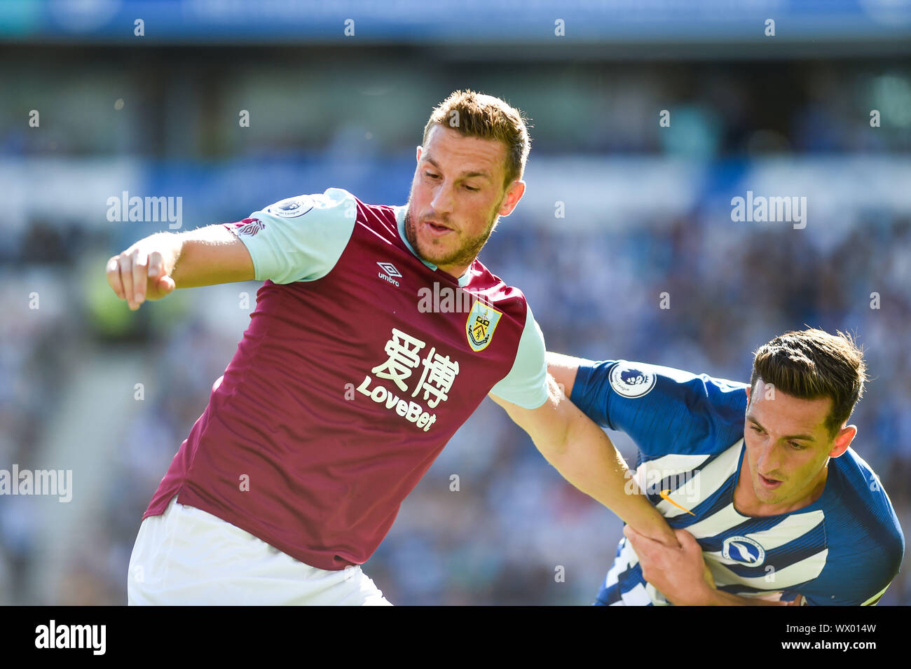 Chris Wood de Burnley retiene la Lewis Dunk de Brighton durante el partido de Liga Premier entre Brighton y Hove Albion y Burnley en el American Express Community Stadium , Brighton , 14 de septiembre de 2019 sólo para uso editorial. Sin merchandising. Para las imágenes de fútbol FA Premier League y restricciones aplican inc. no internet/móvil de uso sin licencia FAPL - para más detalles póngase en contacto con el fútbol Dataco Foto de stock