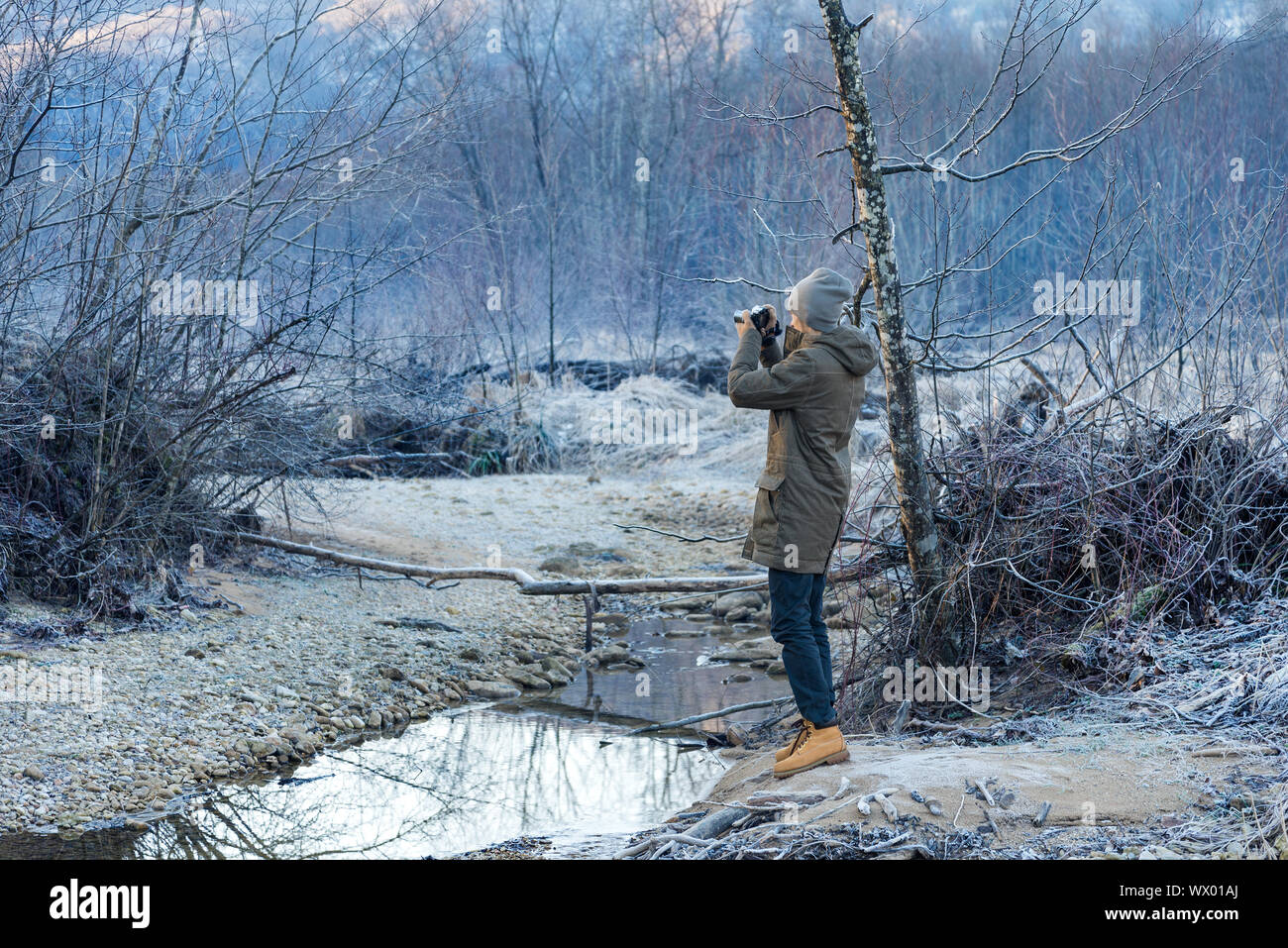 El fotógrafo dispara bosque de invierno Foto de stock