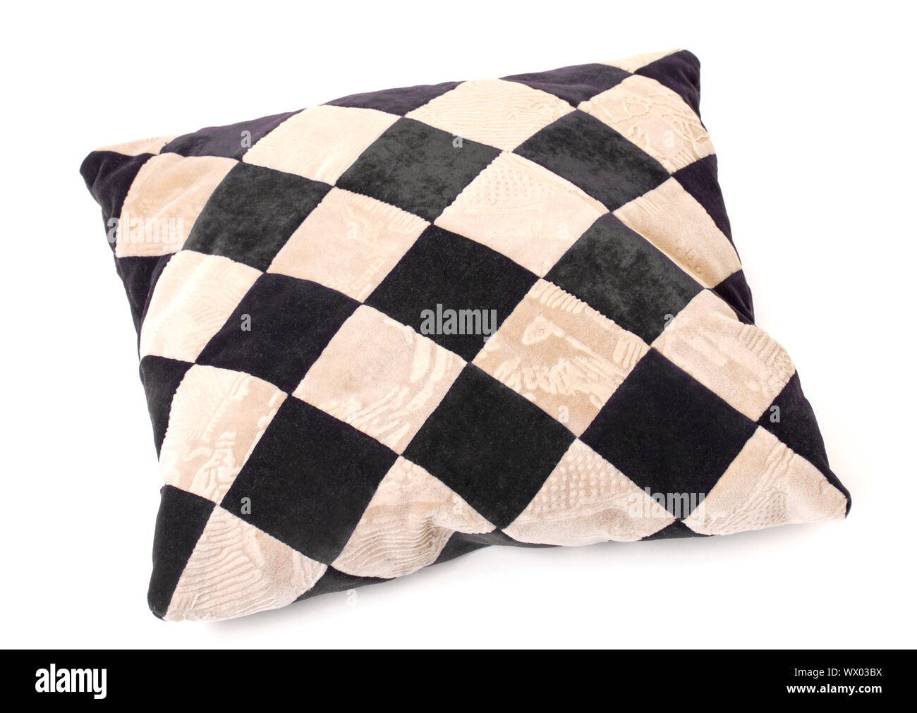 Tirar la almohada con un tablero de ajedrez de textura, sobre fondo blanco  Fotografía de stock - Alamy