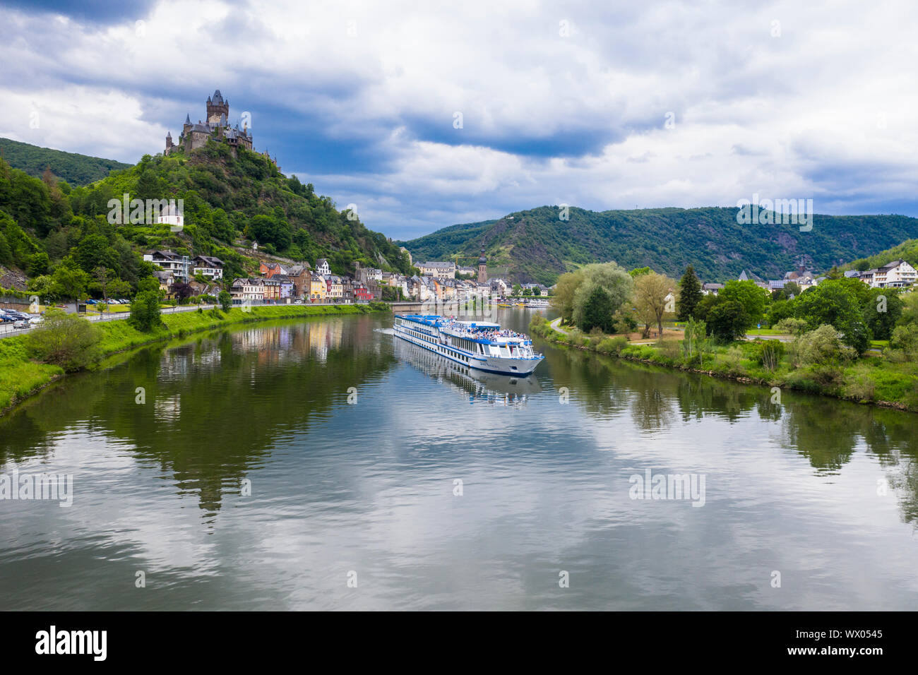 Crucero en el río Moselle en Cochem, valle de Mosela, Renania-Palatinado, Alemania, Europa Foto de stock