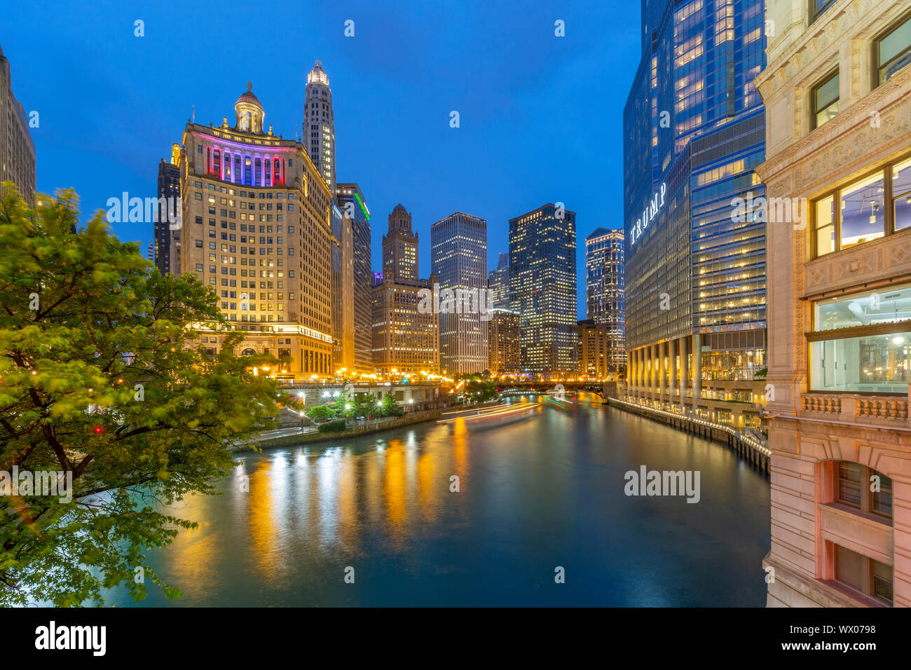 Vista del Río Chicago y edificios iluminados al anochecer, Chicago, Illinois, Estados Unidos de América, América del Norte Foto de stock
