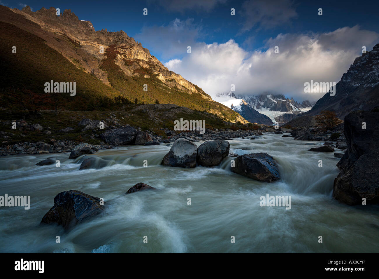 Rio el río de Fitz Roy, el Monte Fitz Roy y el Cerro Torre, El Chaltén, Parque Nacional Los Glaciares, declarado Patrimonio de la Humanidad por la UNESCO, Patagonia, Argentina Foto de stock