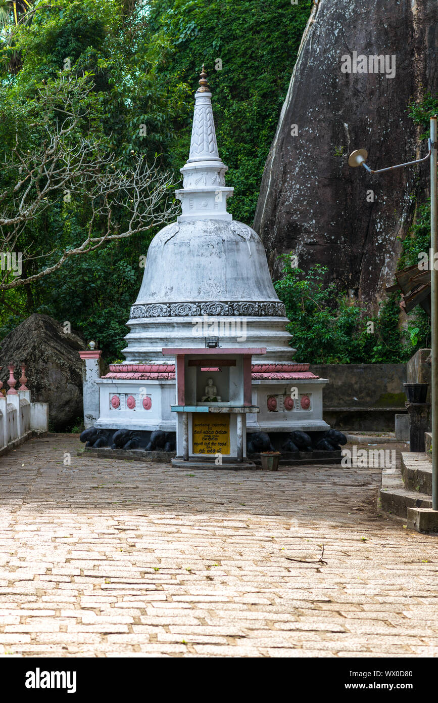 La Mulkirigala Raja Maha Vihara es un antiguo templo budista en Mulkirigala, Sri Lanka Foto de stock