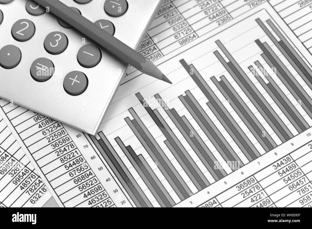 Calculadora y lápiz poniendo en negocios financieros gráfico Foto de stock