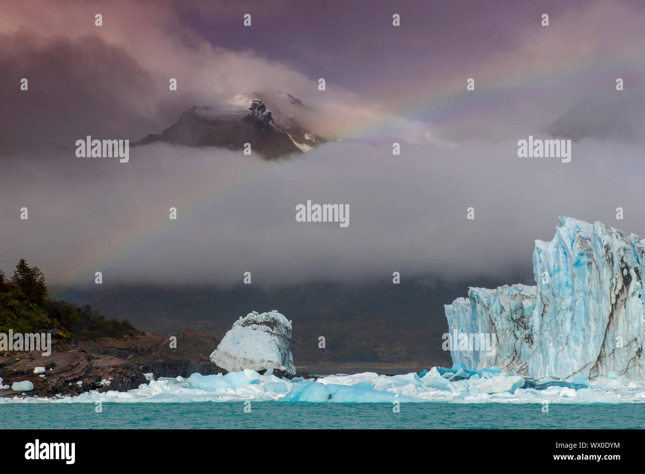 Rainbow y dramática nube sobre el Glaciar Perito Moreno en el Parque Nacional Los Glaciares, declarado Patrimonio de la Humanidad por la UNESCO, Patagonia, Argentina, Sudamérica Foto de stock