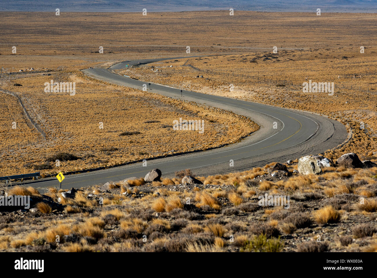 Barriendo carretera pasando a través de un paisaje, la Ruta Nacional 40, Patagonia, Argentina, Sudamérica Foto de stock