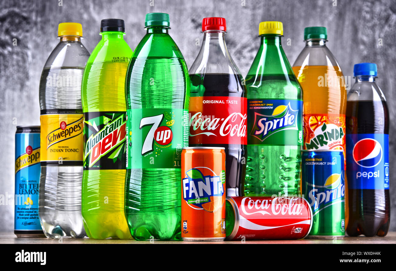 Botellas de marcas mundiales de bebidas incluyendo productos de Coca