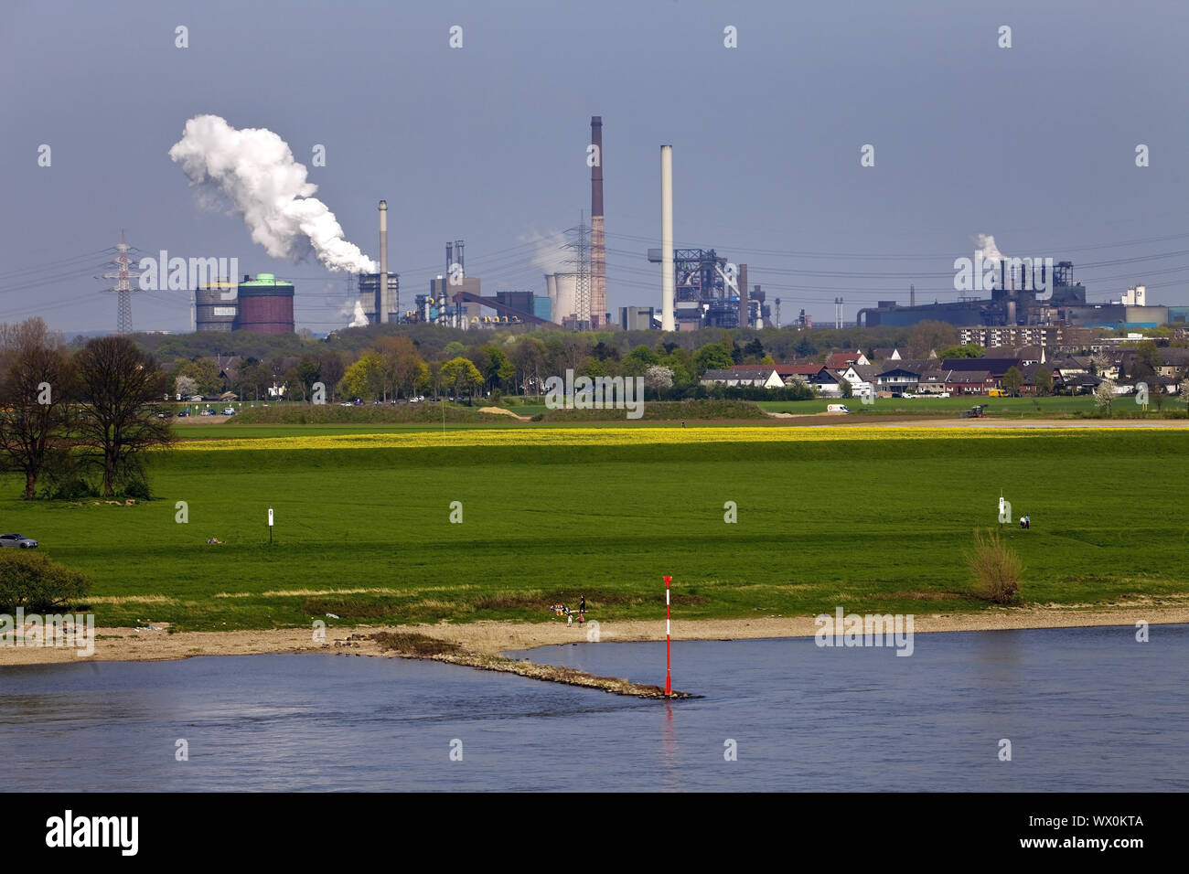 Paisaje industrial en el río Rhein, Duisburg, área de Ruhr, Renania del Norte-Westfalia, Alemania, Europa Foto de stock