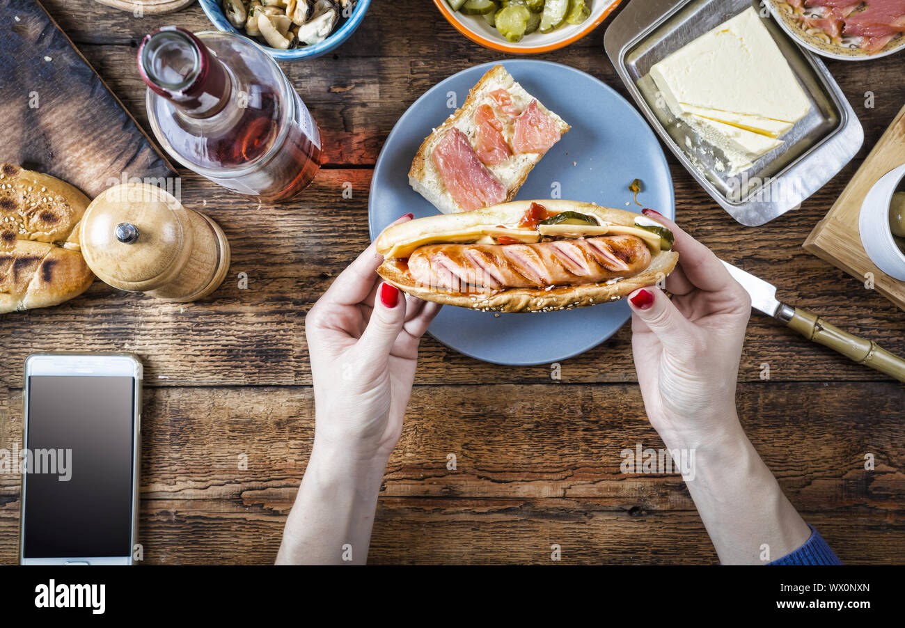 Los alimentos. Hot Dog, americana, barbacoa, comer al aire libre Concepto tradicional, insalubre, bocadillos, vino, mob Foto de stock