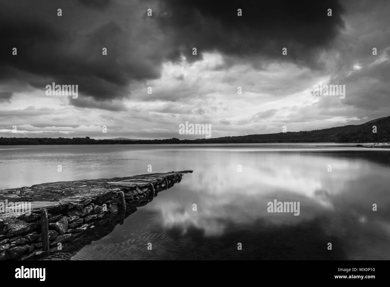 Grada de piedra y el lago al amanecer en otoño, Lough Lenae, el Parque Nacional de Killarney, condado de Kerry, Munster, República de Irlanda, Europa Foto de stock