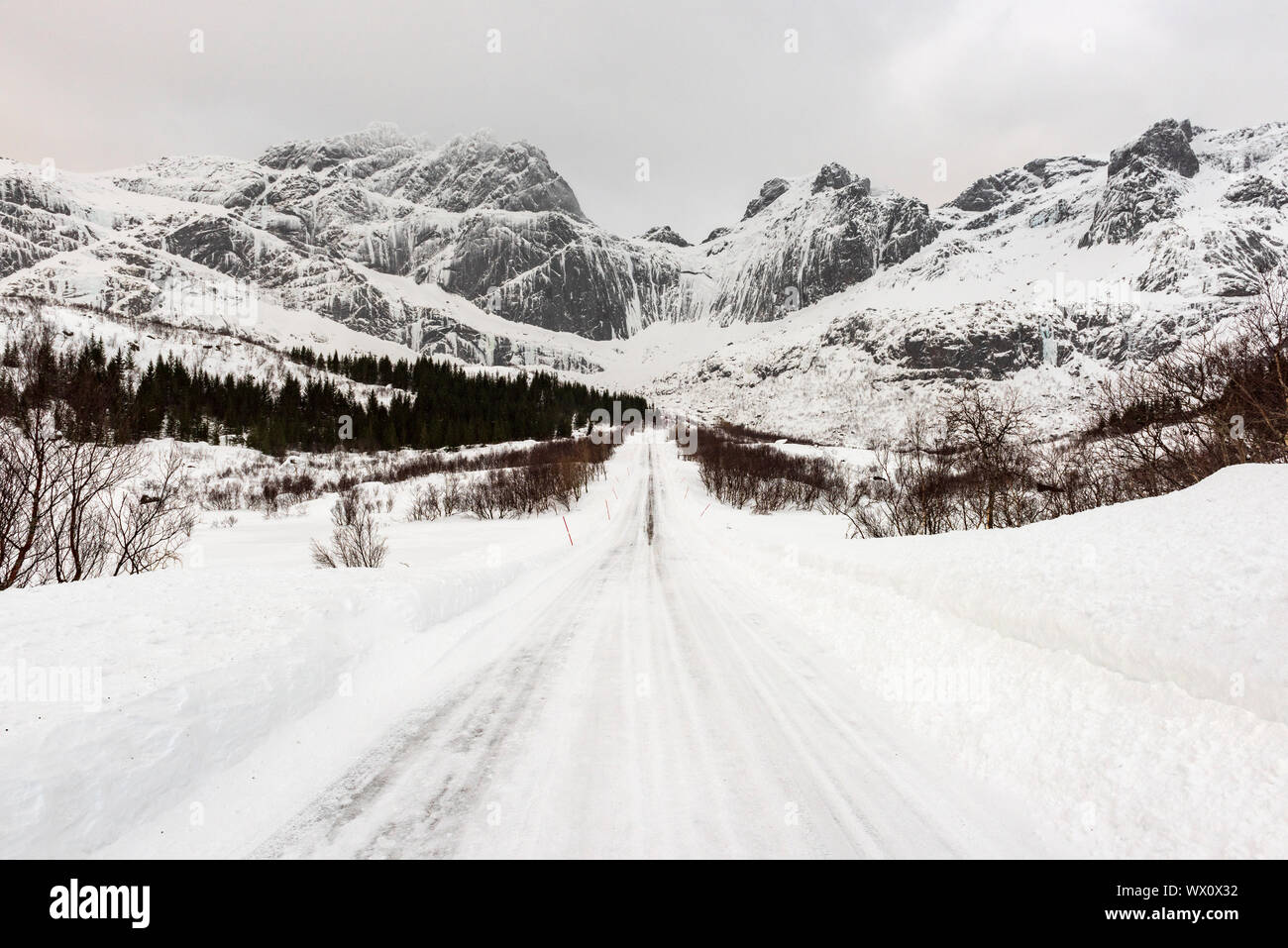 Carretera cubierta de nieve en el invierno ártico Lofoten, Nordland, ártico, Noruega, Europa Foto de stock