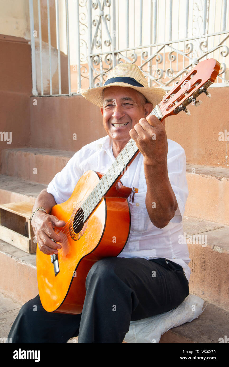 Hombre local cantando y tocando la guitarra en la Plaza Mayor de Trinidad,  Cuba, Las Antillas, el Caribe, América Central Fotografía de stock - Alamy