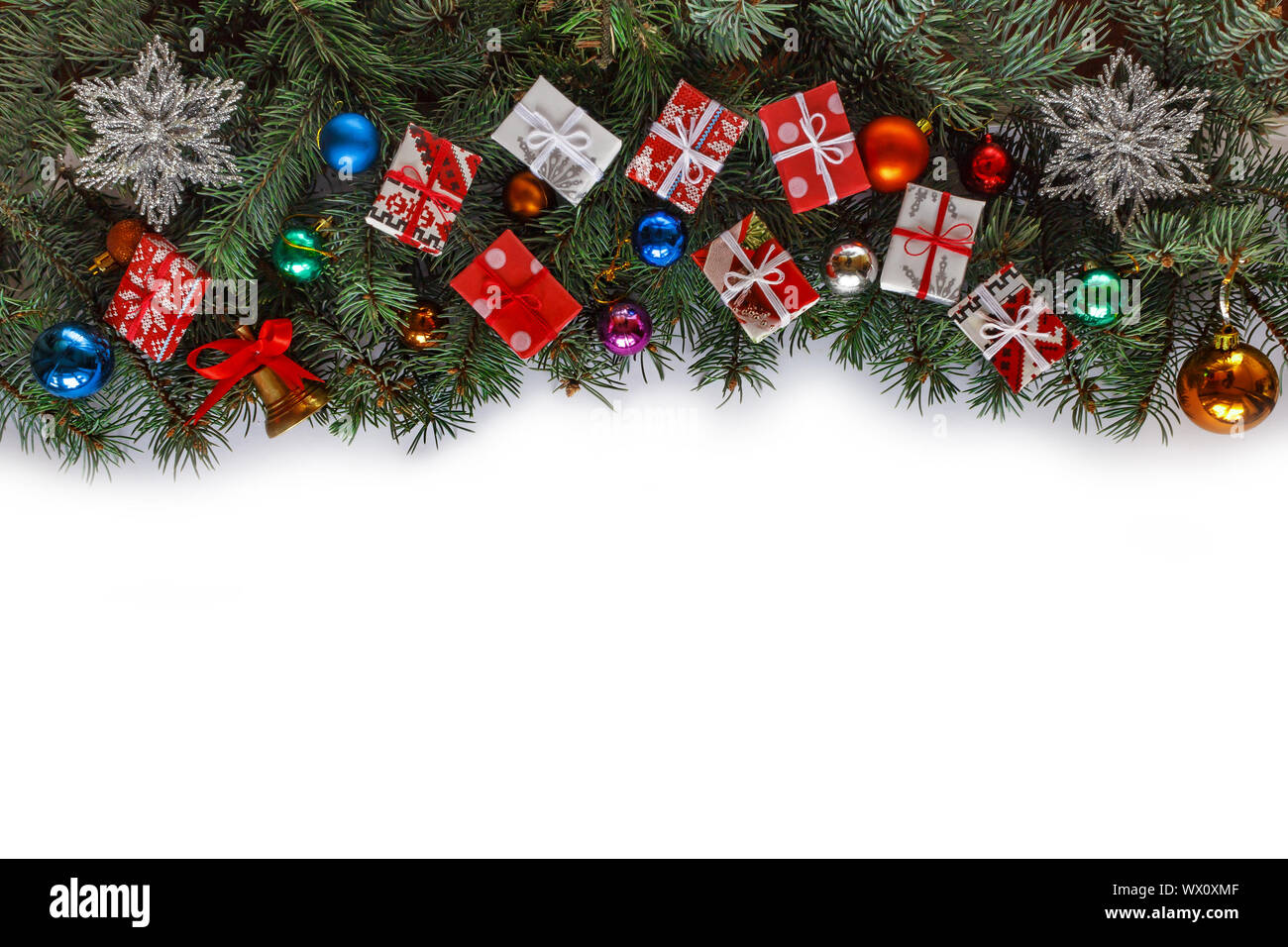 Bastidor de Navidad, Navidad, Navidad decoración ramas aisladas, blanco, espacio de copia, vista superior Foto de stock