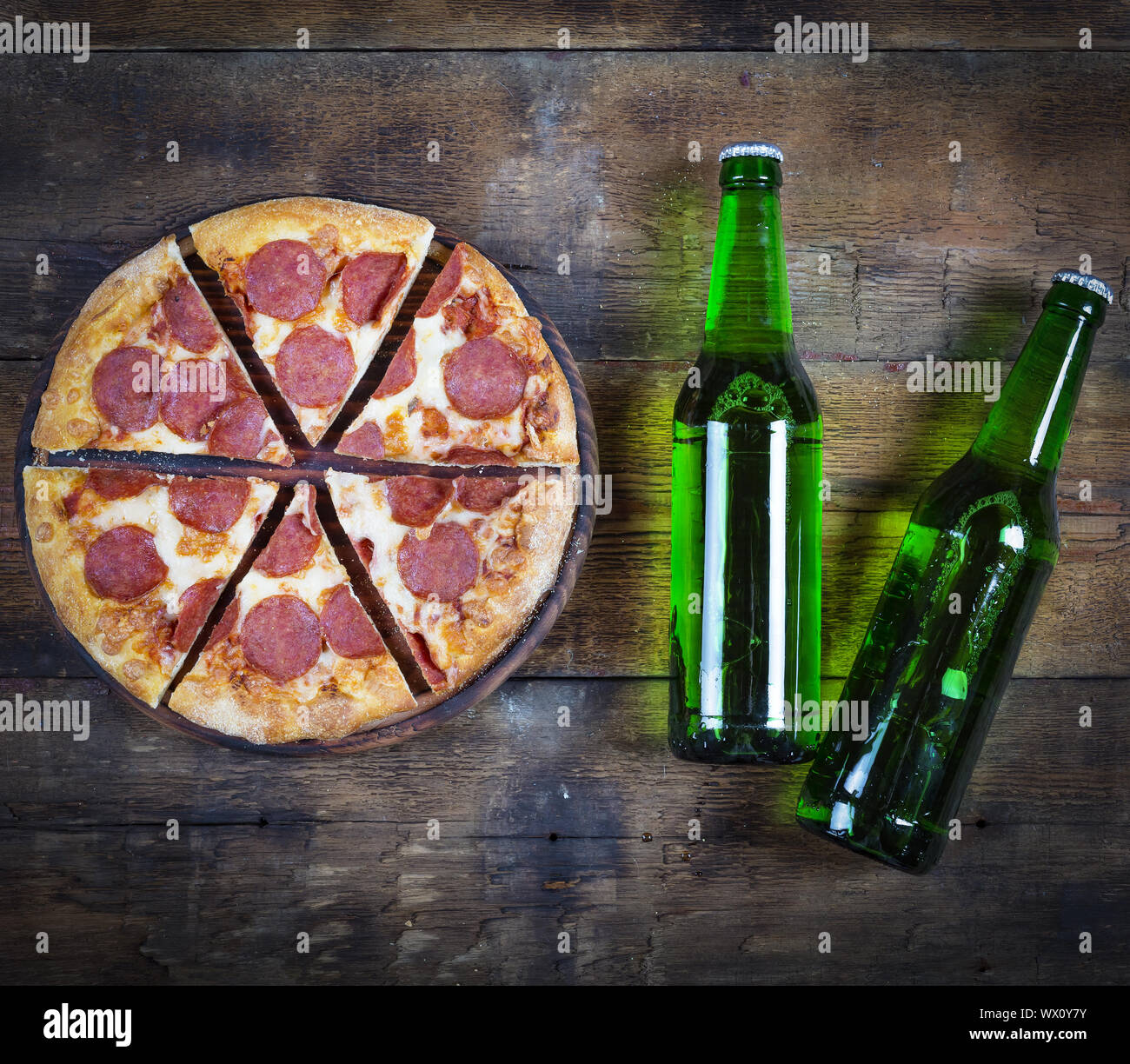 Cerveza, pizza de pepperoni, cocina italiana, bar, pizzería, vista superior espacio de copia. Foto de stock