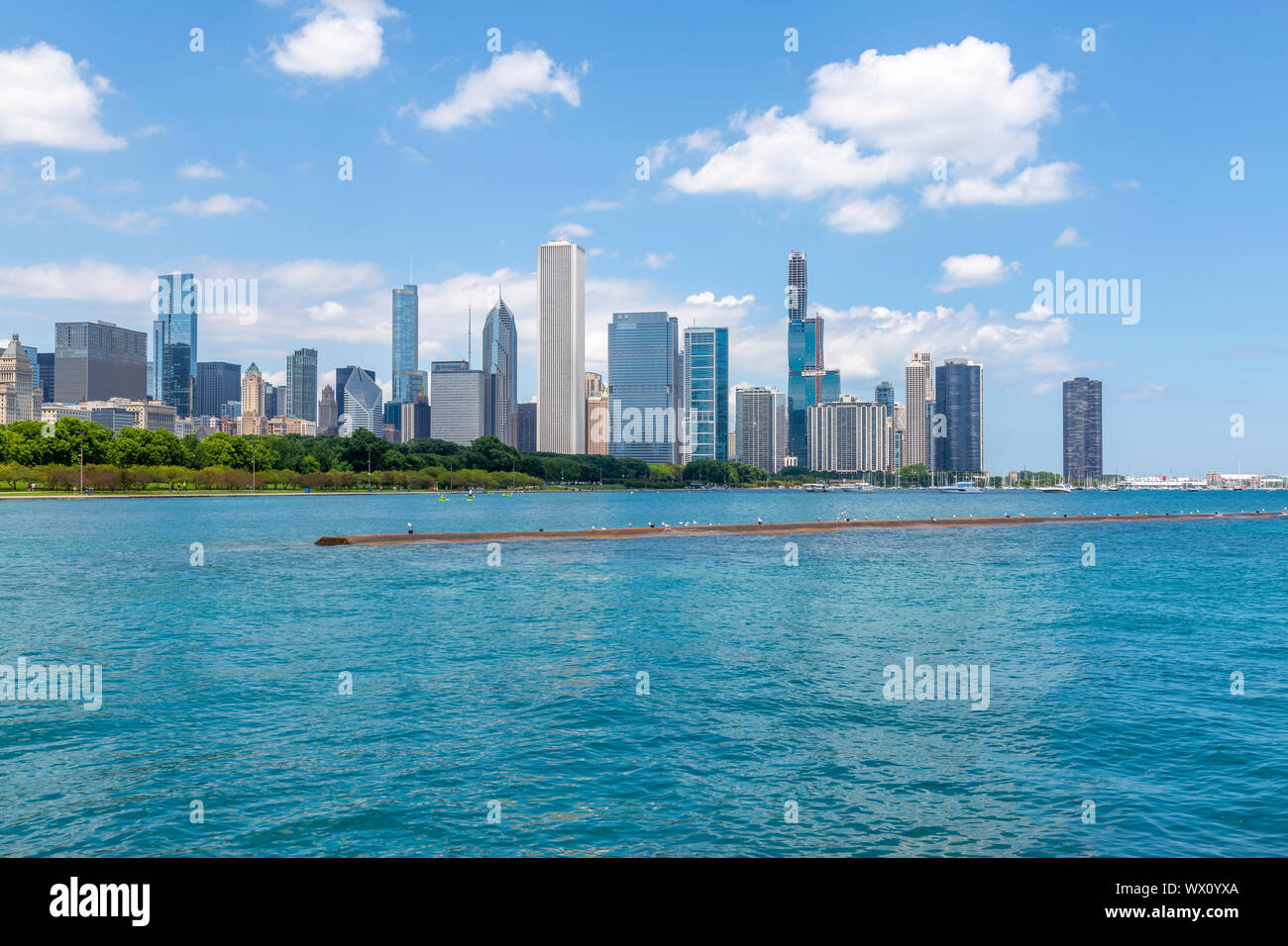 Vista de la ciudad de Chicago desde el Lago Michigan taxi acuático, Chicago, Illinois, Estados Unidos de América, América del Norte Foto de stock