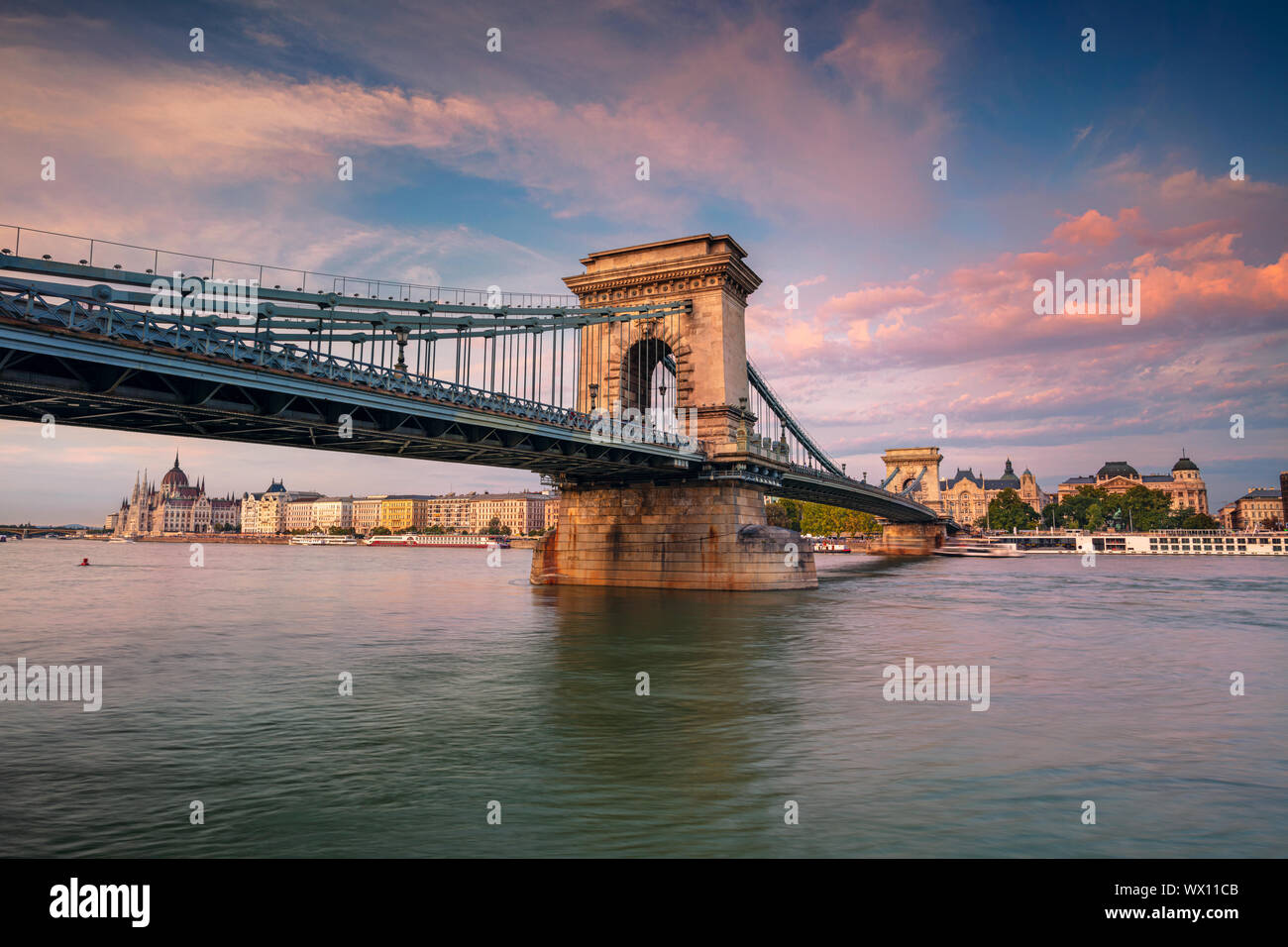 Budapest, Hungría. Imagen del paisaje urbano de Budapest con el puente de la cadena y el edificio del parlamento durante el verano, la puesta de sol. Foto de stock