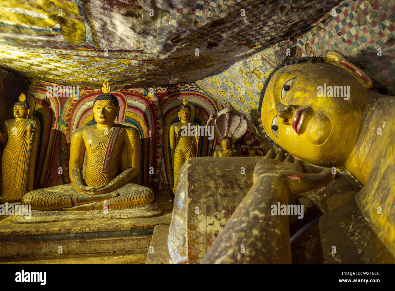 La cueva de Dambulla templo es el mejor conservado y más grande cueva templo complejo en Sri Lanka Foto de stock