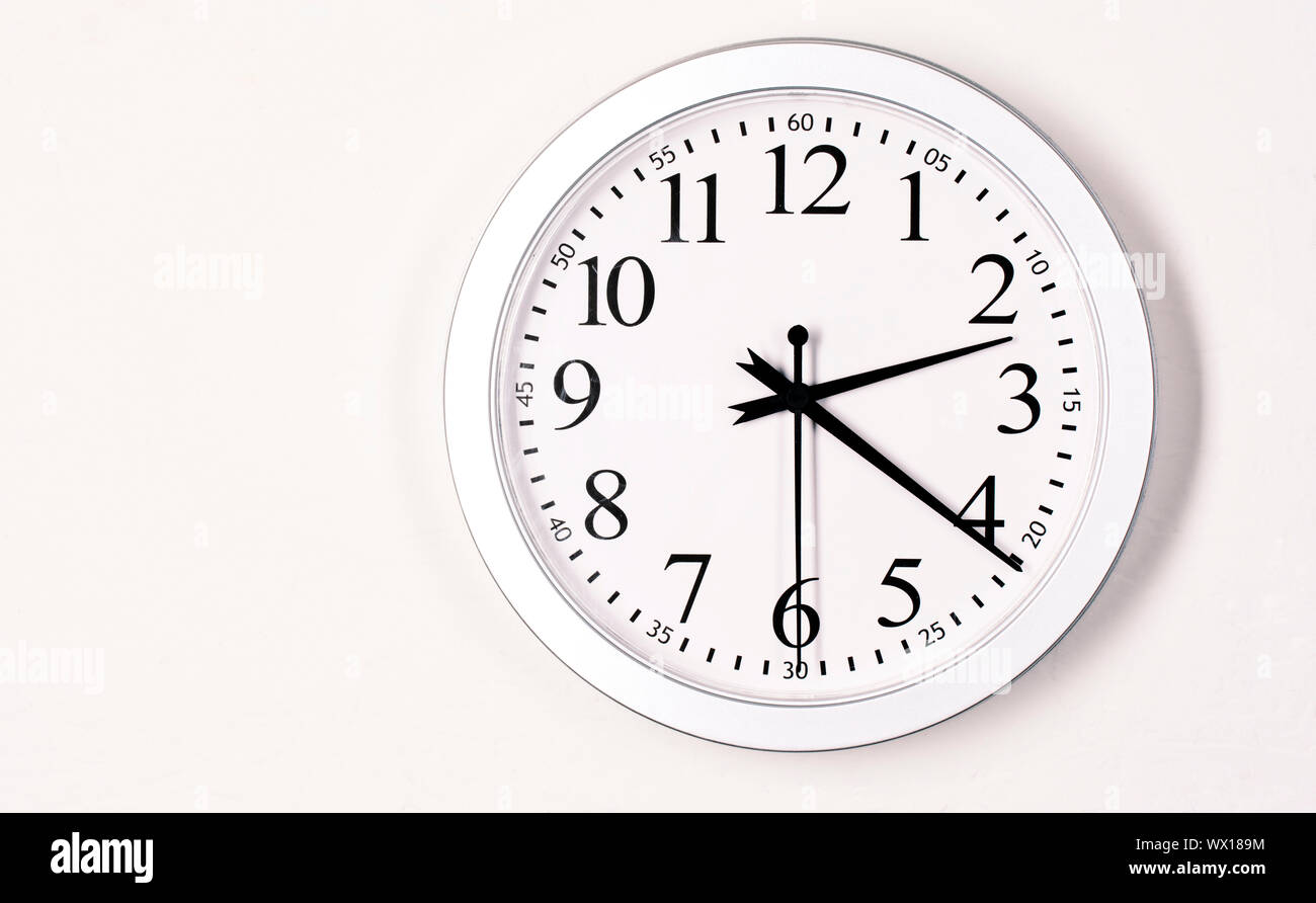 Un reloj de pared dice 2 fotograf as e im genes de alta resoluci n