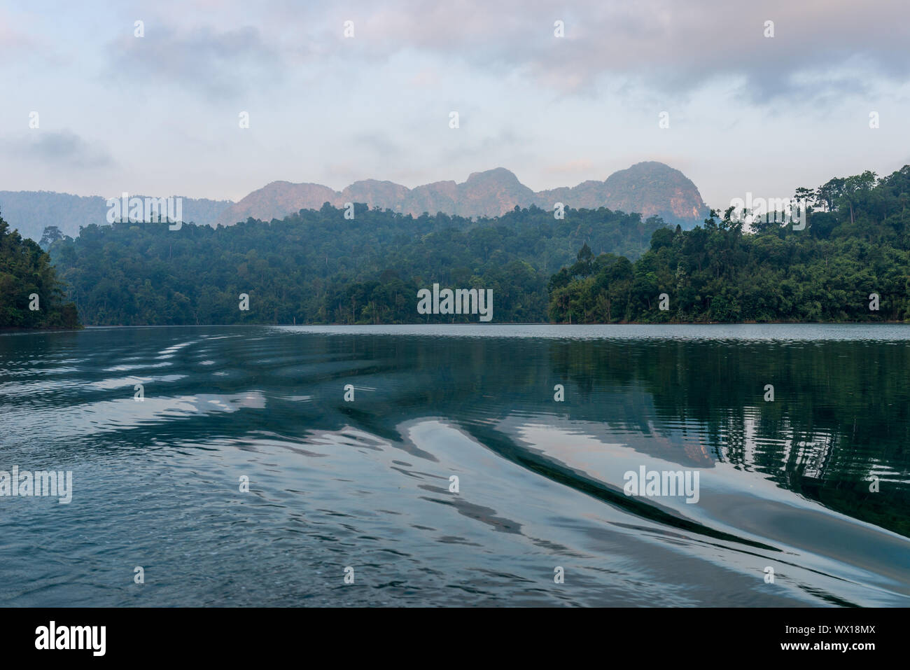 Las montañas nubladas temprano en la mañana en el lago Léman Cheow en el parque nacional de Khao Sok en Tailandia Foto de stock