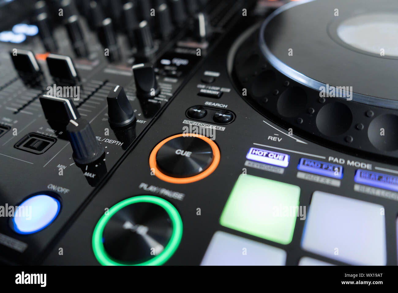 Cerrar mezcladora de DJ player y consola de sonido para la música house  party Fotografía de stock - Alamy