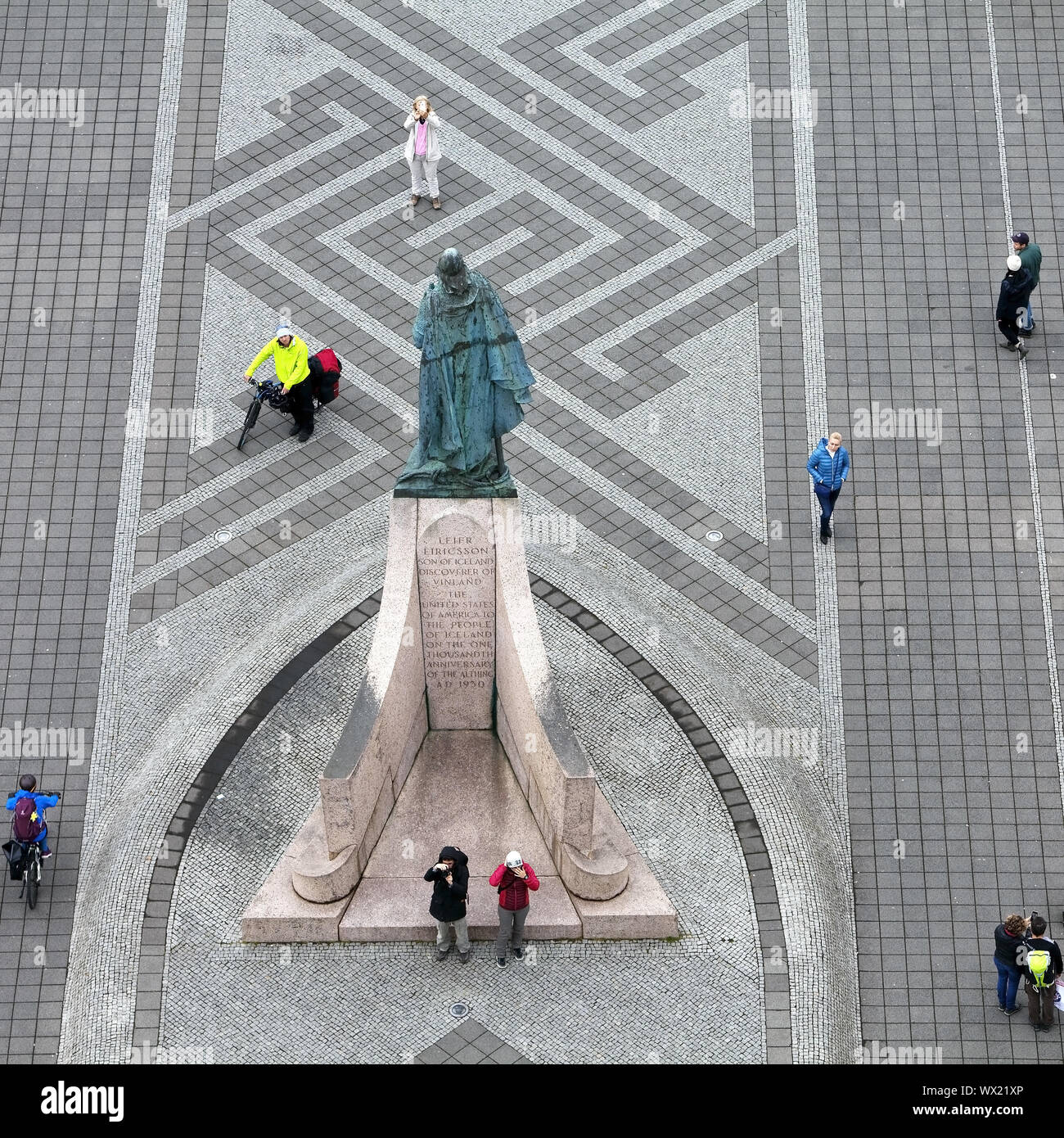 Vista desde Hallgrimskirkja a la estatua de Leif Erikson y turistas, Reyjavik, Islandia, Europa Foto de stock