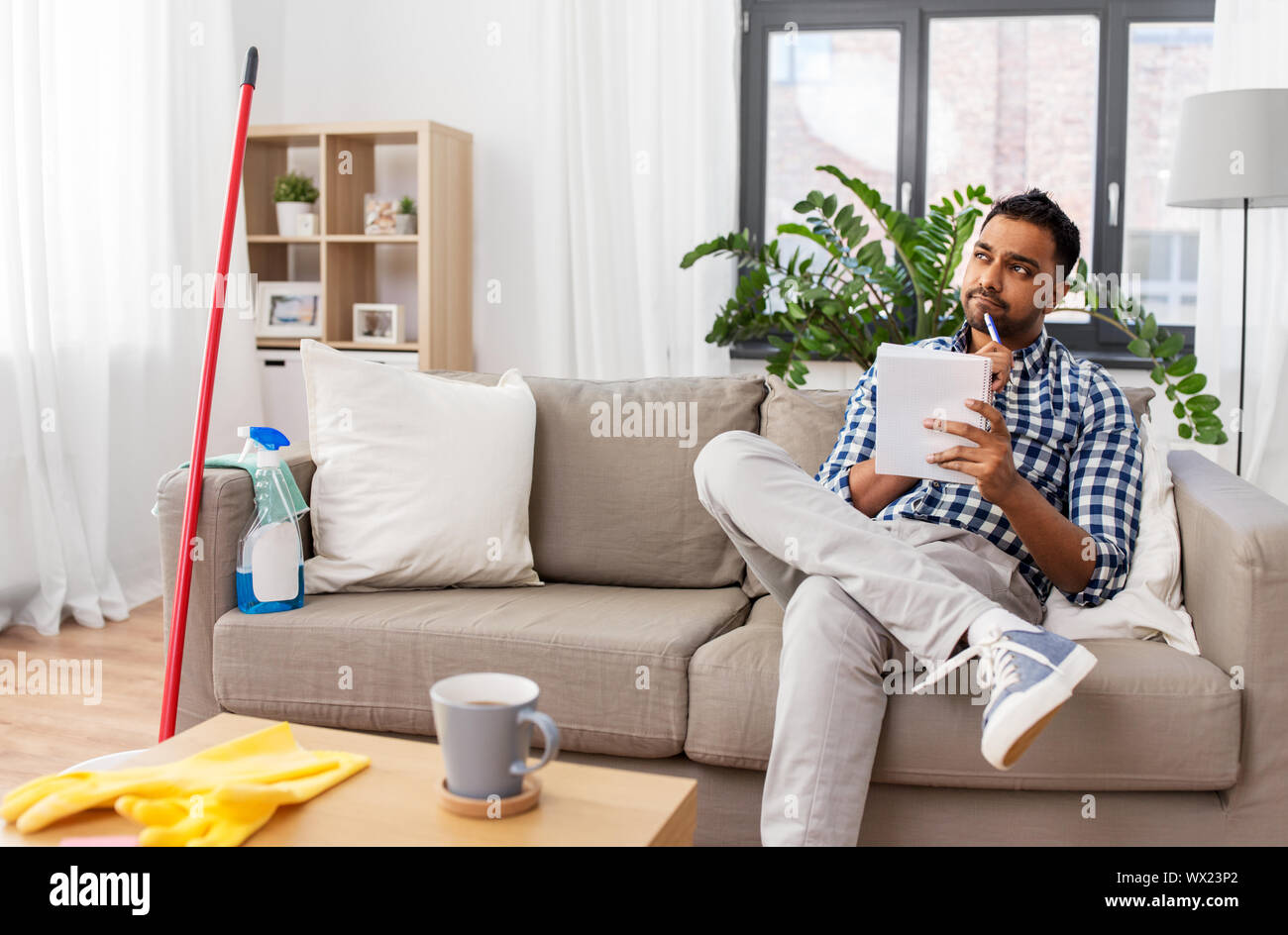 Sofá de limpieza para hombre indio con aspiradora moderna Fotografía de  stock - Alamy