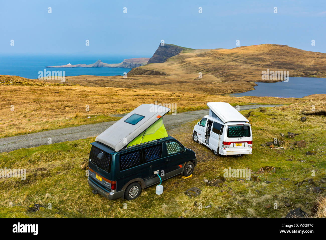 Dos Mazda Bongo autocaravanas camping salvaje cerca de Loch Eishort, mirando hacia Waterstein Head y Neist Point, Duirinish, Isla de Skye, Escocia, Reino Unido Foto de stock