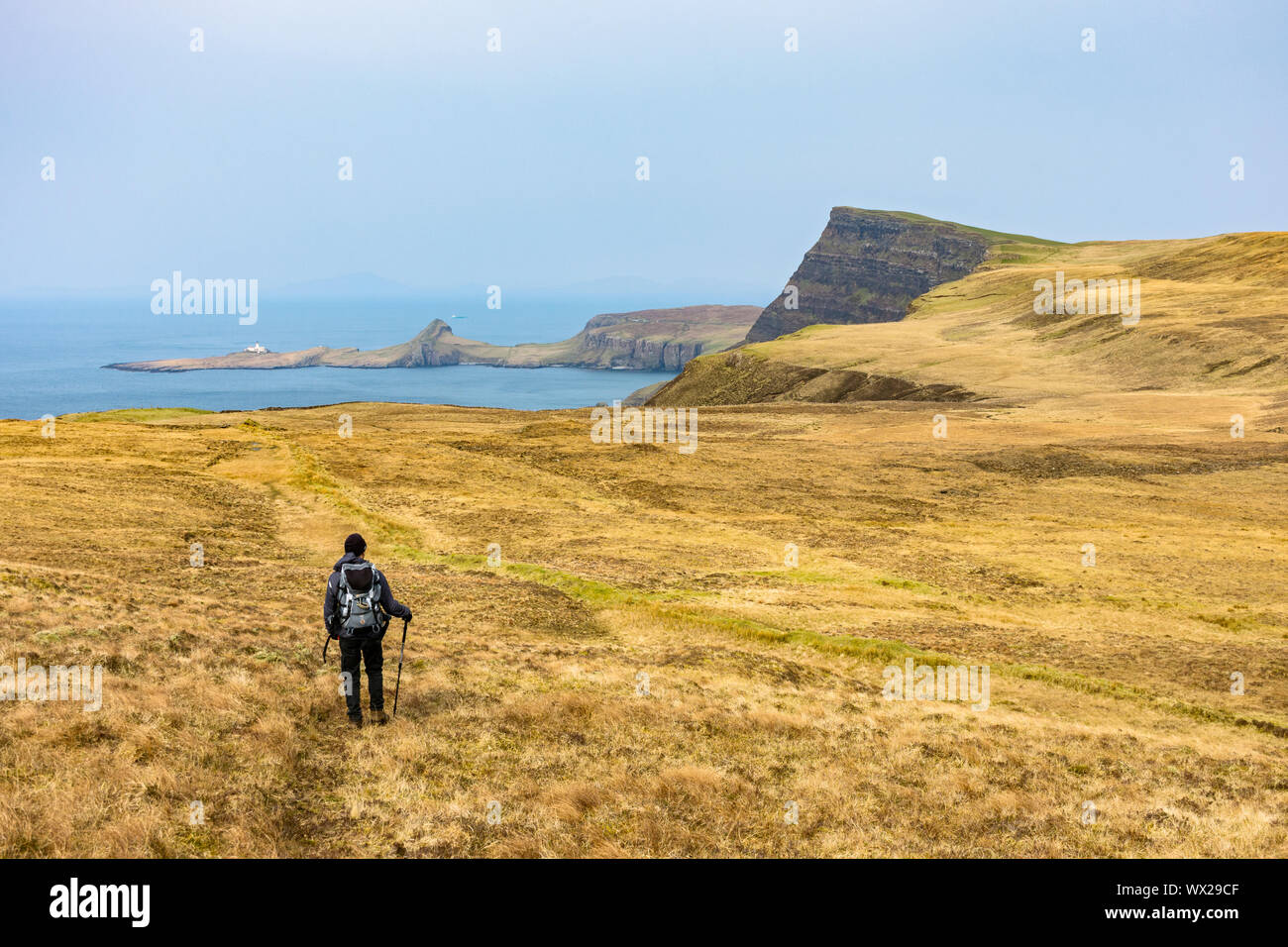 Un caminador hacia Waterstein Head y Neist point de las cuestas sobre acantilado Ramasaig Duirinish, Isla de Skye, Escocia, Reino Unido Foto de stock