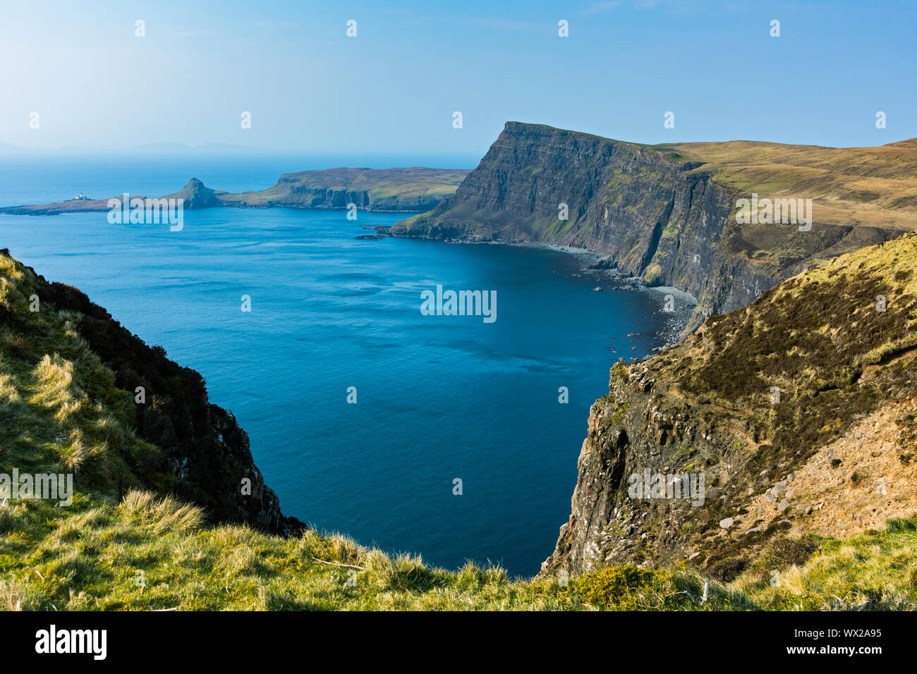 Waterstein Head y Neist Point sobre Moonen Bay, desde el acantilado, Ramasaig Duirinish, Isla de Skye, Escocia, Reino Unido Foto de stock