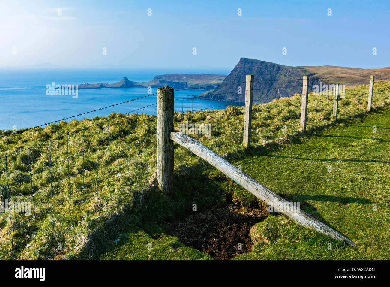 Waterstein Head y Neist Point sobre Moonen Bay, desde el acantilado, Ramasaig Duirinish, Isla de Skye, Escocia, Reino Unido Foto de stock