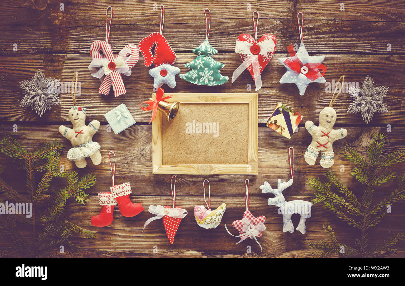 Bastidor de Navidad Caseros 2019, juguetes, adornos de Navidad, mesa de madera, copia el espacio, bastidor de madera Foto de stock