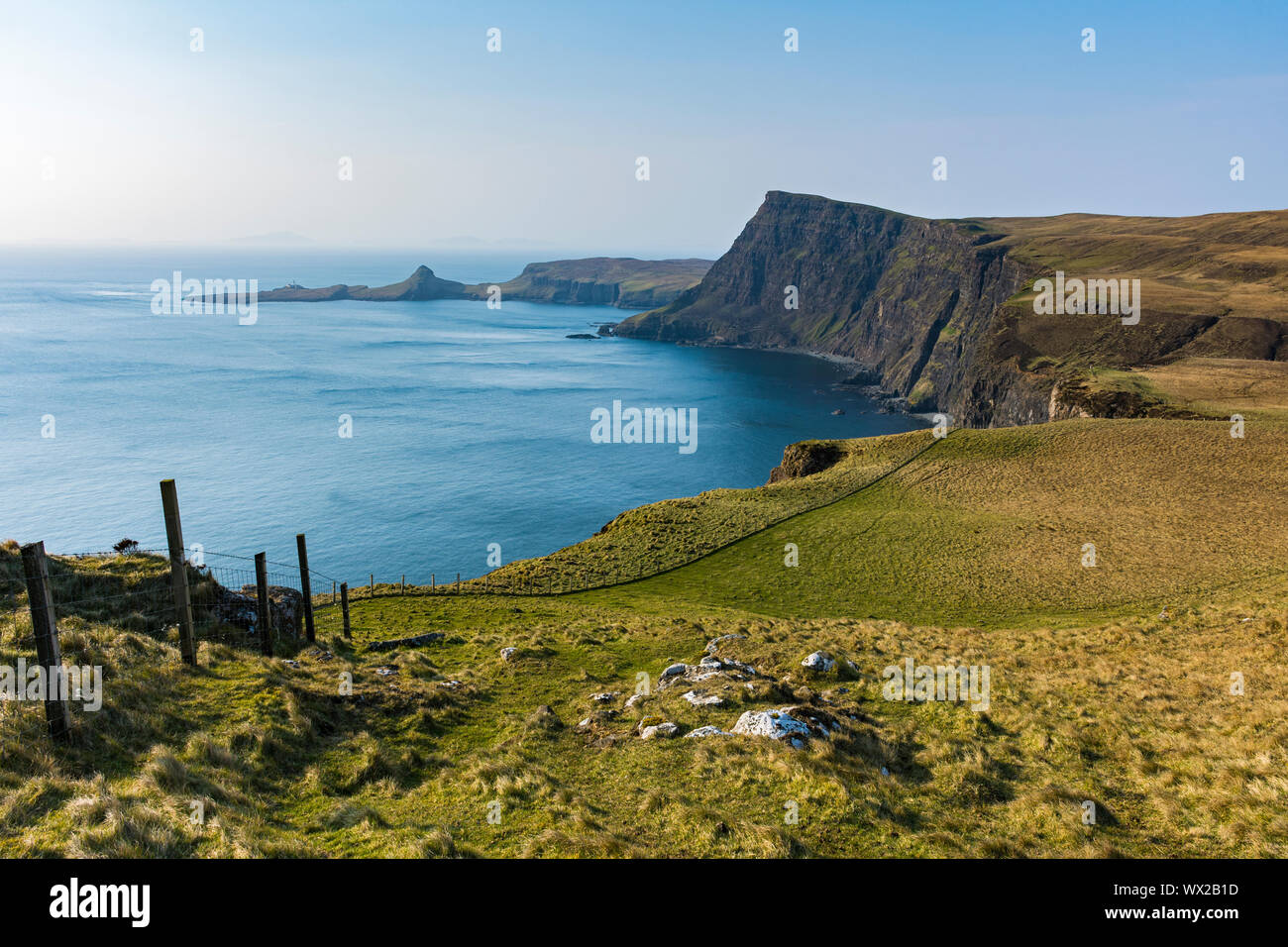 Waterstein Head y Neist Point sobre Moonen Bay, desde el acantilado, Ramasaig Duirinish, Isla de Skye, Escocia, Reino Unido Foto de stock