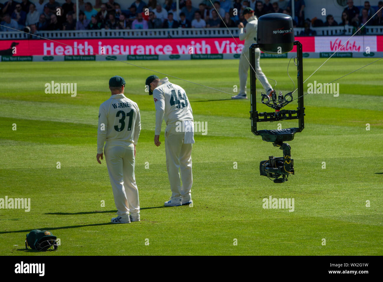 Spidercam en el óvalo de Inglaterra. v Australia Test Match.La Spidercam es un sistema que permite que las cámaras de cine y televisión para mover verticalmente y horizontalmente sobre una determinada área, generalmente el campo de juego de un evento deportivo como un cricket pitch, campo de fútbol o una pista de tenis. El nombre Spidercam es una marca registrada. Foto de stock