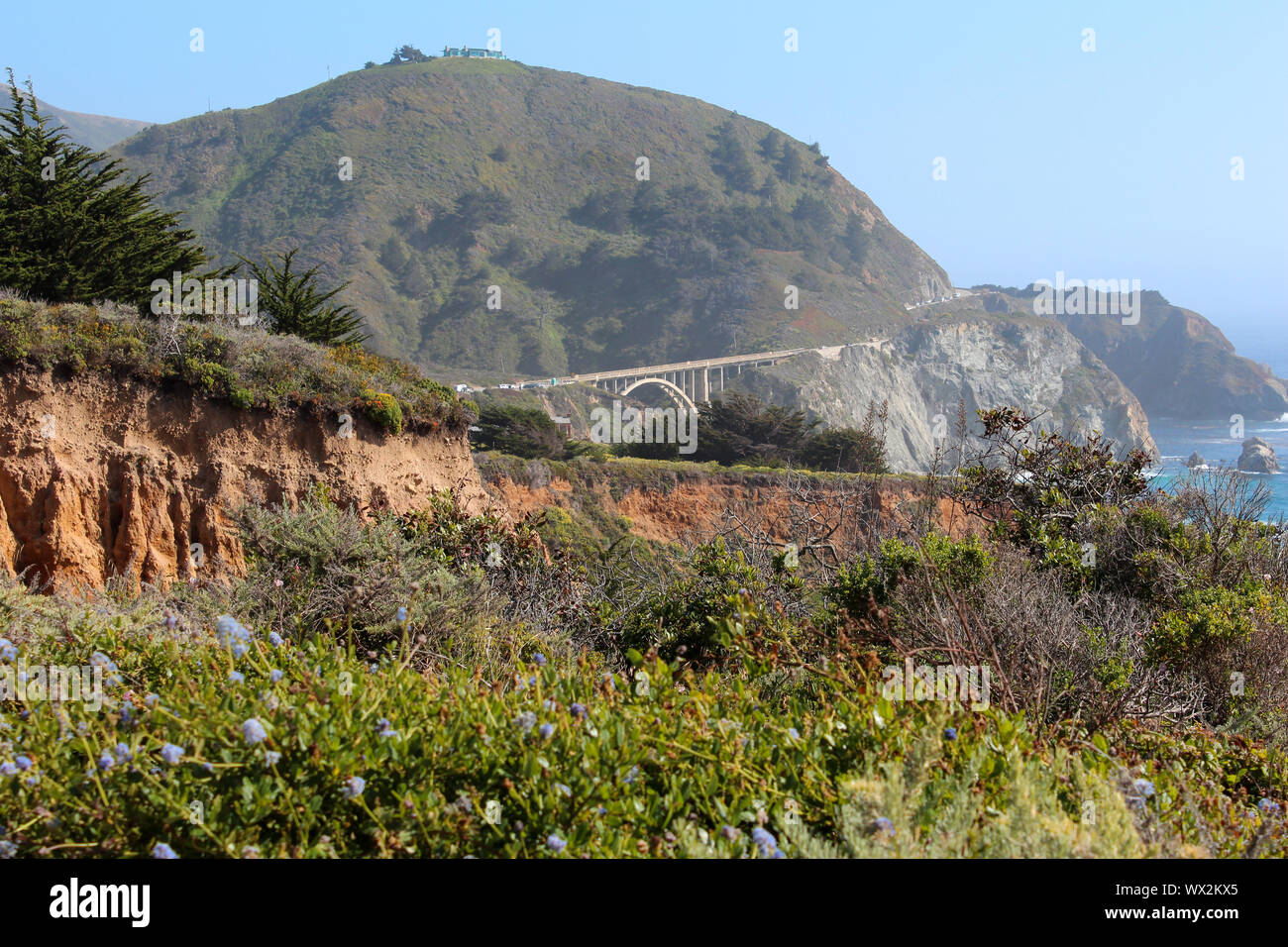 Bixby Creek Bridge vista desde uno de los miradores a lo largo de la Pacific Coast Highway, California, EE.UU. Foto de stock