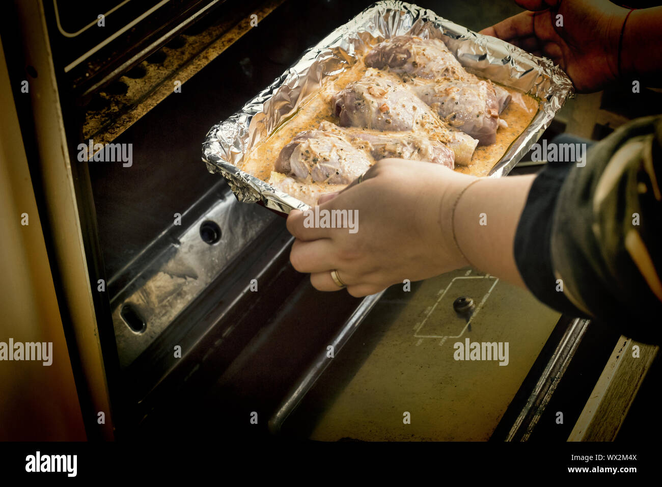 El proceso de cocción, las patas de pollo, horno , cerrar Fotografía de  stock - Alamy