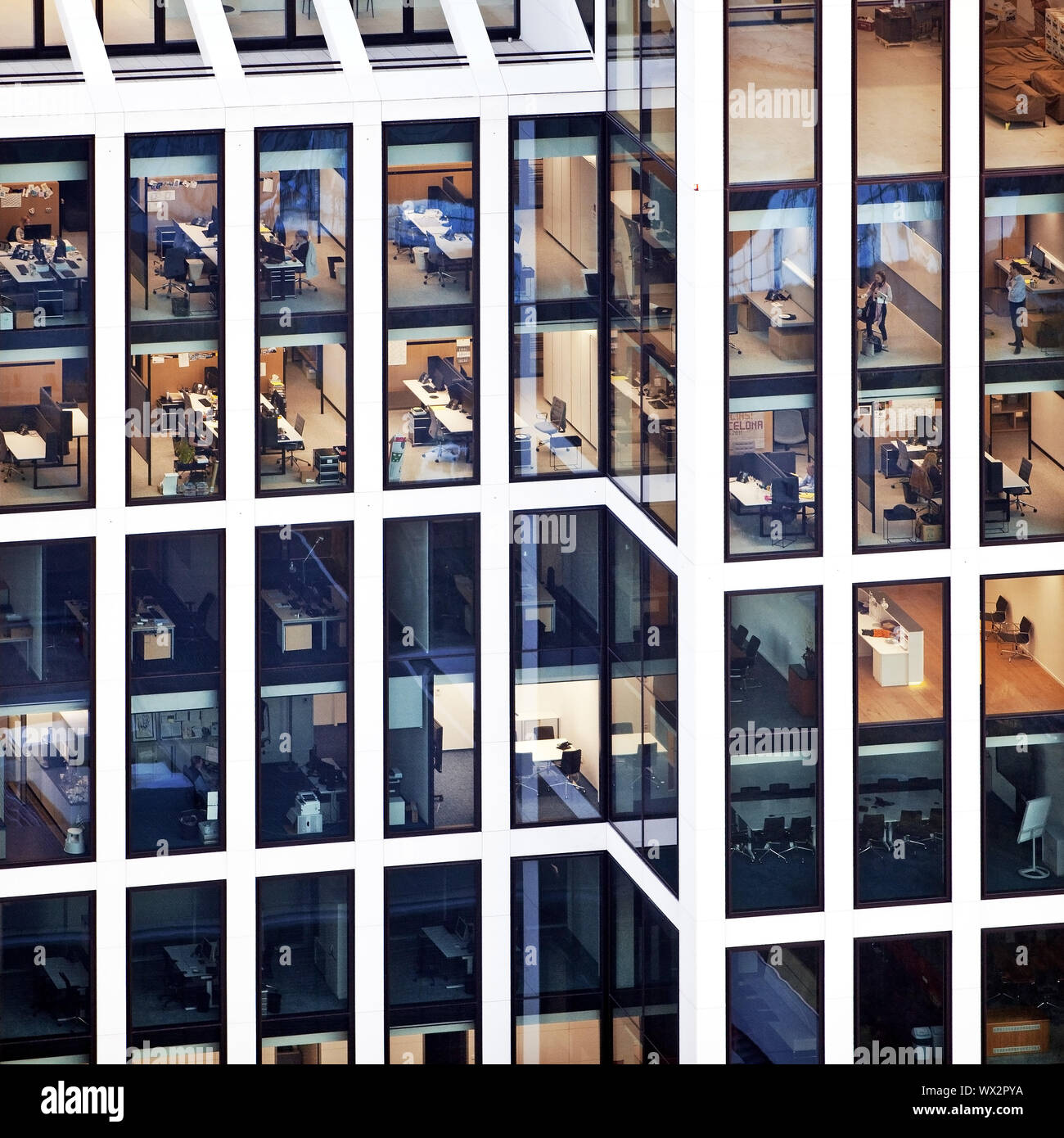 Edificio de gran altura con ventanas de vidrio, oficinas con gente en el trabajo, Taunusturm, Frankfurt Foto de stock