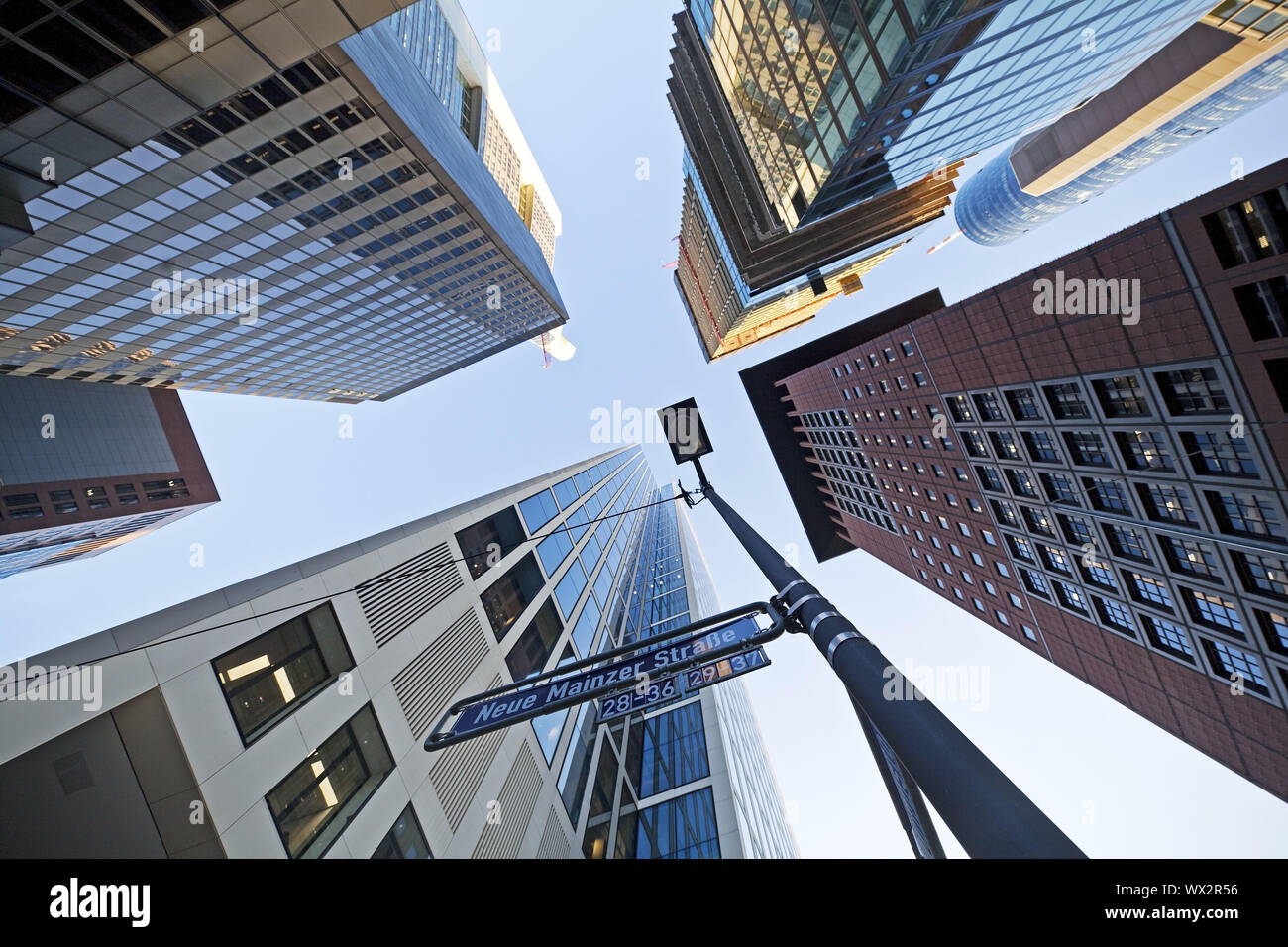 Frog's Eye View de rascacielos en el distrito bancario, Frankfurt am Main, Hesse, Alemania, Europa Foto de stock