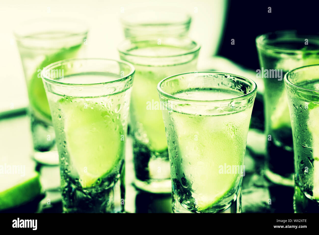 Día de San Patricio, verde, vidrio, alcohol, fiesta, cocktail bar, beber, fondo Foto de stock