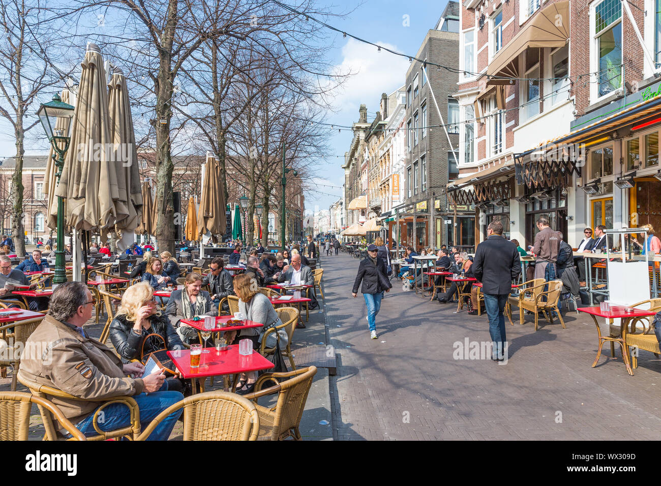 La gente toma una bebida en las terrazas, en La Haya, Países Bajos Foto de stock