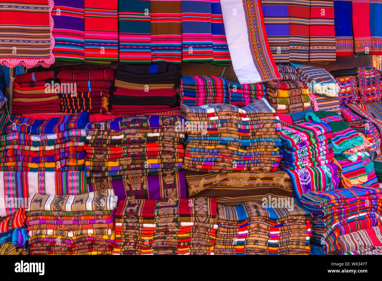 Stand con diferentes tipos de textiles en un mercado dominical de Tarabuco, departamento de Sucre, Bolivia, América Latina Foto de stock