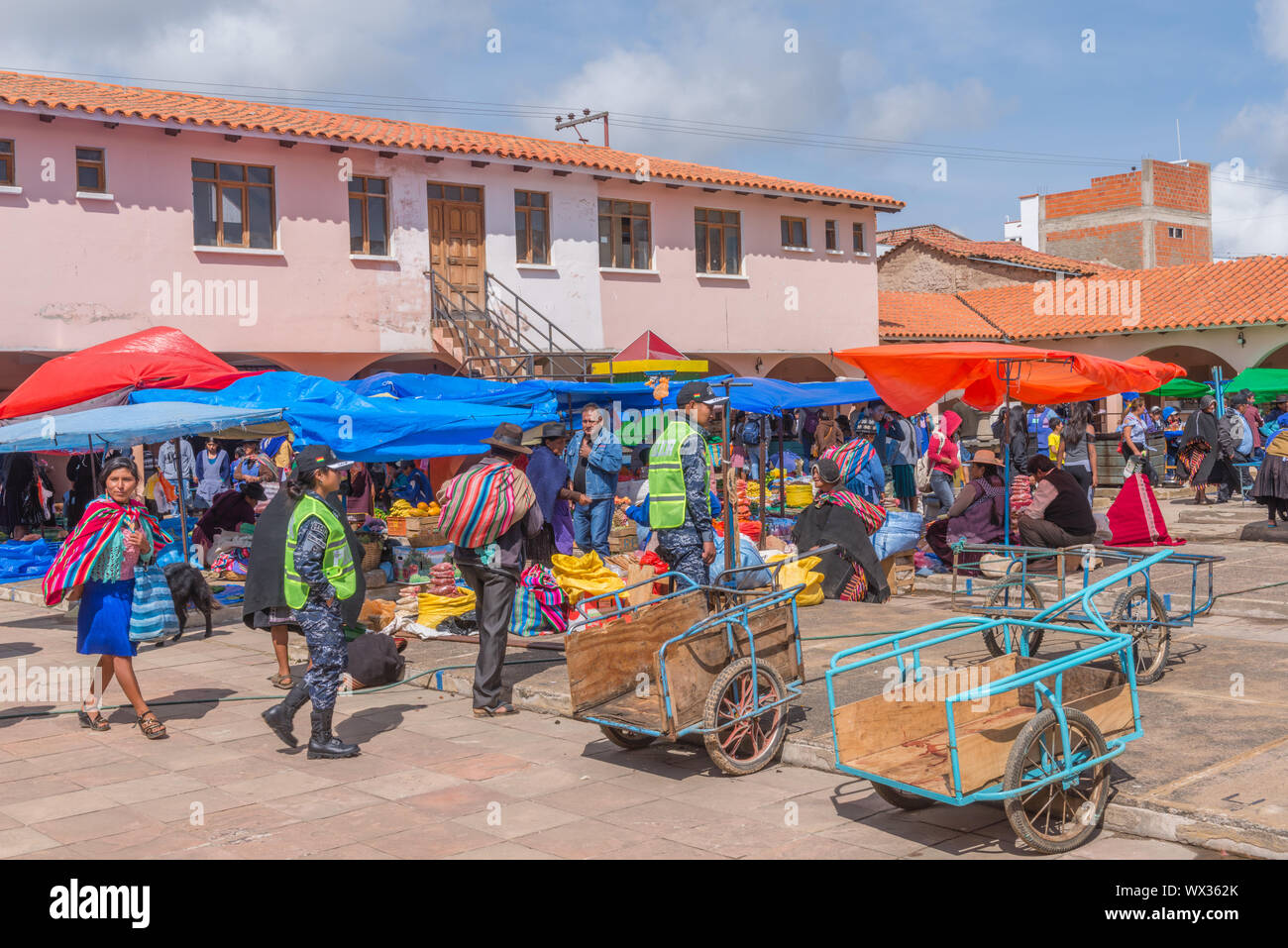 Concurrido mercado dominical de Tarabuco, departamento de Sucre, Bolivia, América Latina Foto de stock