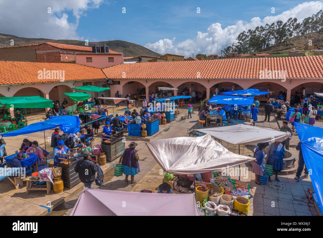 Concurrido mercado dominical de Tarabuco, departamento de Sucre, Bolivia, América Latina Foto de stock