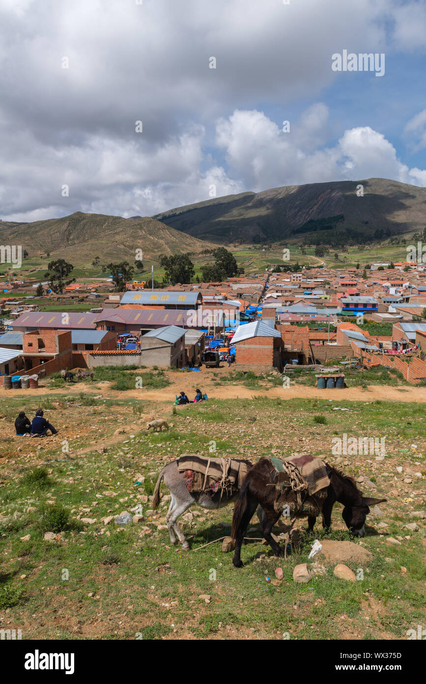 Vista desde una montaña en el concurrido mercado dominical de Tarabuco, departamento de Sucre, Bolivia, América Latina Foto de stock