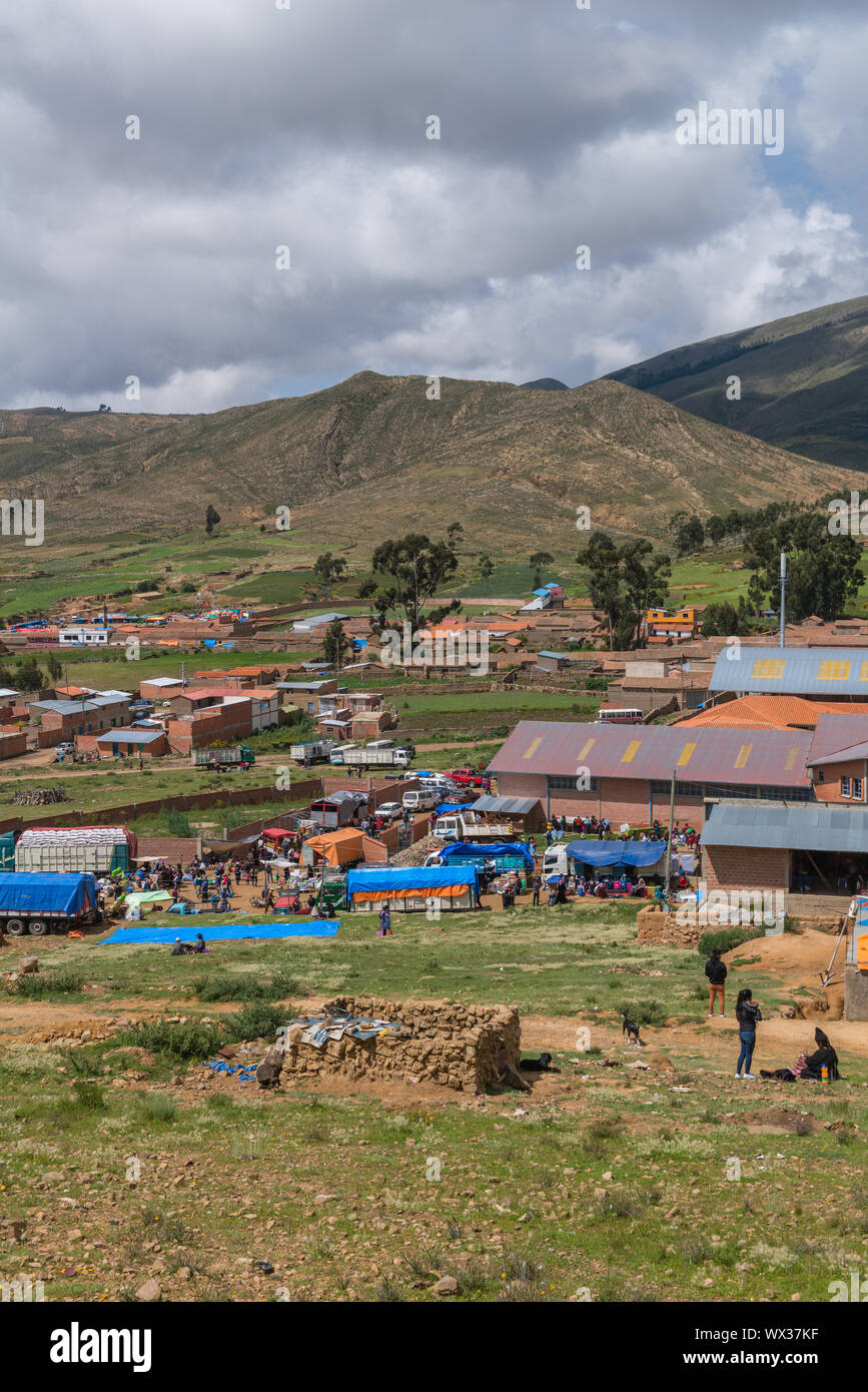 Vista desde una montaña en el concurrido mercado dominical de Tarabuco, departamento de Sucre, Bolivia, América Latina Foto de stock