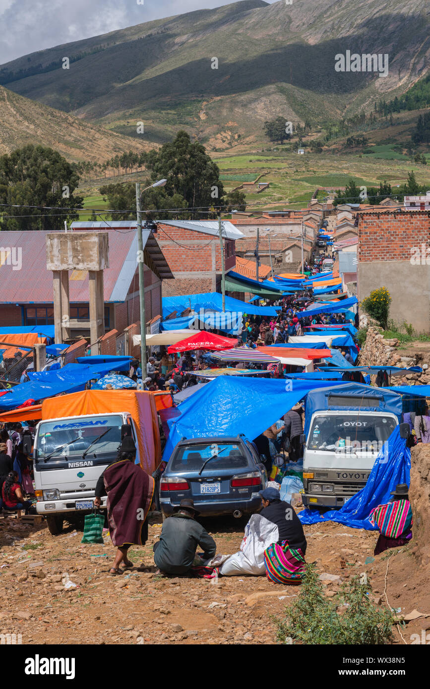 Concurrido mercado dominical de Tarabuco, departamento de Sucre, Bolivia, América Latina Foto de stock