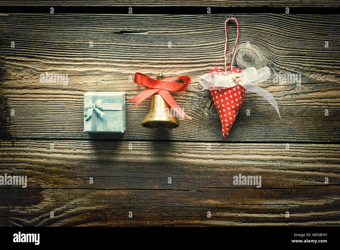 Navidad caseros juguetes, adornos del árbol de Navidad,2019,2020, mesa de madera Foto de stock