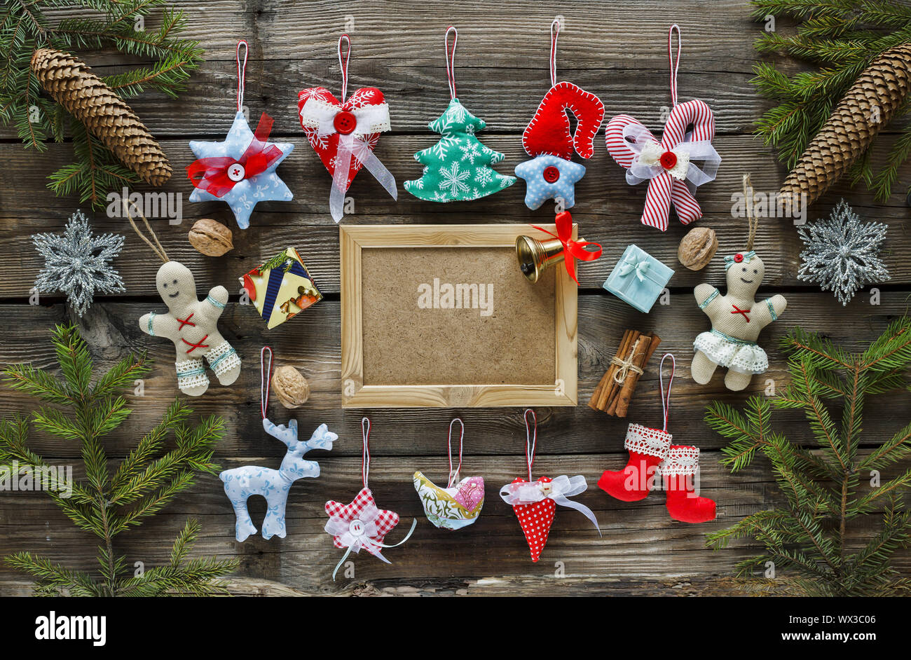 Bastidor de Navidad Caseros 2019, juguetes, adornos de Navidad, madera Foto de stock